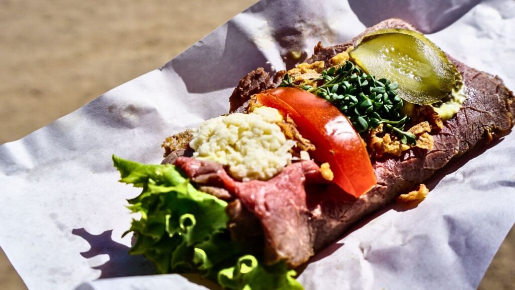 Smørrebrød with roast beef and horseraddish
